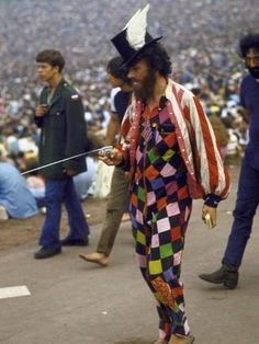 size: 24x18in Photographic Print: Paul Foster Walking During the Woodstock Music and Art Festival by Bill Eppridge : Artists Woodstock Pictures, Arte Hippy, Woodstock Ny