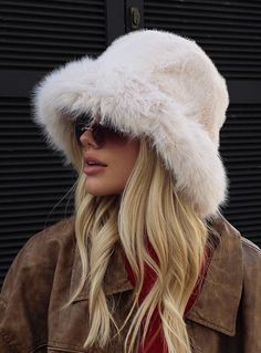 Wide Fur Hat, Cream Fuzzy Bucket Hat, Fancy Bucket Hat, Chic Winter Hat, Women’s Winter Hat, Winter Hats Women, Denver Colorado Aesthetic Outfits, Faux Fur Hat Outfit, Fluffy Hat Outfit