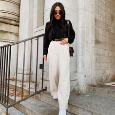 Trousers And Sneakers Outfit, Trousers With Sneakers, Business Casual Sneakers, White Tennis Shoes Outfit, Business Sneakers, Sneakers To Work, Sneakers Outfit Work, Comfy Office, Office Fits