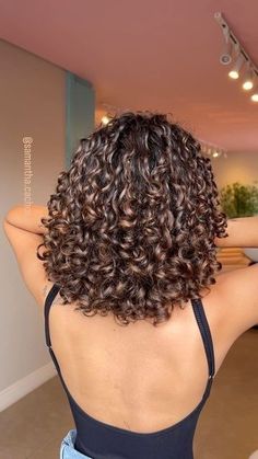 En Saison Dress, Homey Brown Curly Hair, Layered Coily Hair, Highlights On Short Curly Hair, Short Curly Highlights, Curly Hair Cuts Medium, Curly Haircut Ideas Medium, Curly Hair Medium Length Haircuts, 3c Short Curly Hair