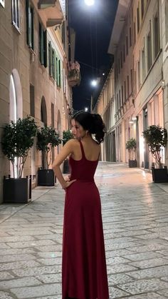 Mai Ardour, Prom Dress Dark Red, Abi Ball, Prom Dresses Aesthetic, Dark Red Prom Dress, Prom Dress Dark, Europe Clothes, Dresses Aesthetic, Dark Outfits