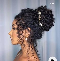 Curly Hair Updo Wedding, Natural Hair Wedding, Hair Quince, Hairstyles With Crown, Quince Hairstyles With Crown, Beauty Hair Color