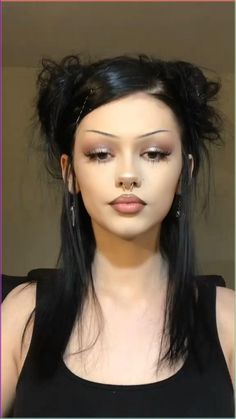 Goth style is officially returning to mainstream culture. The modern goth is likely getting their influence from celebs like Megan Fox and… Short Hairstyles For Round Faces, Modern Goth, Y2k Hairstyles, Gothic Hairstyles, Goth Hair, Hair Inspiration Short, Hairstyles For Layered Hair, Punk Hair, Goth Style