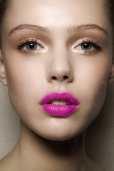 street style Makeup Runway, Fuchsia Lipstick, Bright Pink Lips, Frida Gustavsson, Hot Pink Lips, Bright Lips, Smink Inspiration, Beauty Make-up, Makijaż Smokey Eye