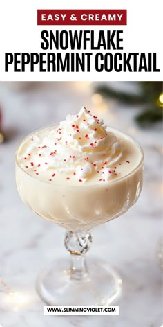 Need a cocktail that looks as festive as it tastes? The snowflake peppermint cocktail is frosty, minty, and perfect for a white Christmas vibe. Save this pin for a magical holiday drink! White Christmas Cocktail Recipe, Easy Holiday Drinks For Adults, Christmas Adult Drinks, Christmas Mixed Drinks, Alcoholic Christmas Drinks