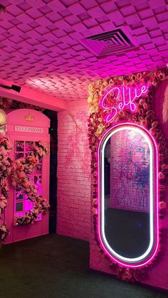 the pink room is decorated with flowers and greenery, along with a mirror that says style