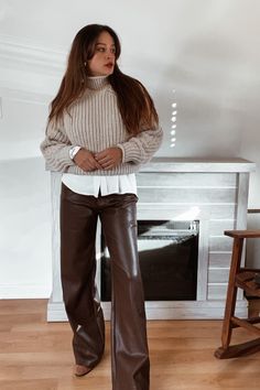 Woman wearing white Button up layered over beige chunky sweater + brown faux leather pants Brown Leather Pants Outfit, Leather Trousers Outfit, Brown Pants Outfit, Lederhosen Outfit, Stile Blair Waldorf, Adrette Outfits, Brown Leather Pants, Thanksgiving Outfit Ideas, Cute Thanksgiving Outfits