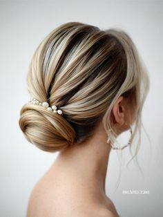 Bridal hairstyle with pearl accessories Bun With Pearls, Low Updo, Chignon Bun, Bun Pins, Elegant Bun, Bridal Bun, Twist Bun, Low Bun