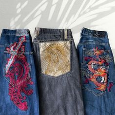 Cool Denim Pants, Jeans And Denim, Cool Pants Design, Cool Jeans Outfit, Art On Jeans, New Jeans Fashion, Art On Pants, Jeans With Designs, Vintage Jeans Outfit