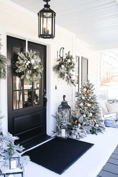 25+ Black White Christmas Porch Décor Farmhouse Christmas Front Porch Decor, Black And White Front Porch Ideas, Black And White Modern Farmhouse Decor, Black And White Christmas Porch, Black And White Porch Decor, Winter Wonderland Front Yard, Modern Christmas Outdoor Decor, Christmas Decorations House Outdoor, White Christmas Decor Outdoor