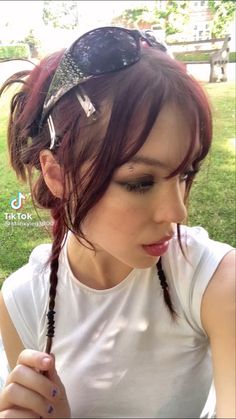 Y2k Bobby Pin Hairstyles, Cool 2000s Hairstyles, Cool Hairstyles Grunge, Y2k Hairstyles Edges, Veil Technique Hair Dye, Y2k Hairstyles Grunge, Silver Hair Clips Aesthetic, Metal Hair Clips Hairstyles, Long Hairstyles Y2k