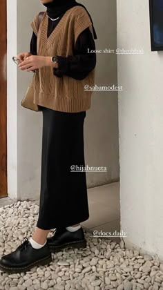 Black And Brown Outfit Hijab, Outfit Docmart, Hijab Fashion Skirt, Outfit Simple Casual, Spill Ootd, Street Hijab Fashion, Modest Fashion Hijab