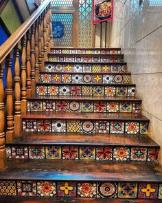 the stairs are decorated with colorful tiles