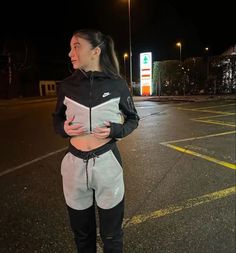 Girls In Nike Tech Fleece, Nike Fleece Tech Outfit, Nike Tech Fleece Drip Girl, Uk Drip Girl, Nike Tech Girl, Uk Drip Outfits Girl, Uk Drip Outfits Men, Drill Girl, Drip Background