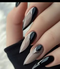 Black And Silver Nails Almond Shape, Black And Silver Almond Nails Designs, Black And Silver Almond Shaped Nails, Pointed Nail Designs, Vanessa Nails, Black Nails With Glitter, Pointed Nails, Subtle Nails