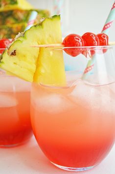 Boozy Cherry Pineapple Lemonade Punch - Cocktails & Cakes Caribbean Rum Punch Recipe, Pina Colada Cocktail Recipe, Pineapple Lemonade Punch, Spiced Rum Drinks, Mai Tai Cocktail Recipes, Rum Punch Recipe, Frozen Peach Bellini, Cherry Drink