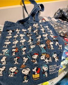 vintage snoopy tote Snoopy Clothes Aesthetic, Snoopy Gift Ideas, Charlie Brown Aesthetic, Tote Bag Inspiration, Snoopy Tote Bag, Cute Shoulder Bags, Snoopy Things, Snoopy Bag, Snoopy Items