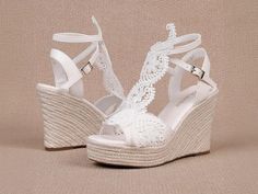 Discover the best wedding wedges for brides and bridesmaids, combining style, comfort, and practicality. Perfect for outdoor weddings, dancing, and all-day wear. Find your ideal pair today!