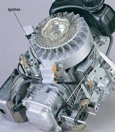 an image of a motorcycle engine with parts labeled in english and chinese on the side