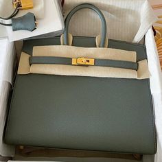 ✨Pristine✨ Birkin 25 Vert Amande Epsom GHW Stamp Z Full Set AED 84,999 incl VAT & shipping 🇦🇪 US$ 22,100 incl shipping 🌏 ✅All payments are in AED. ✅VAT 5% applicable for UAE transactions only (we charge this because we are a registered legal business). ✅Payment instructions/ invoices will be sent via email only from sales@shop-a-luxe.com and/or our official whatsapp no +971569889923. ✈️ 🇦🇪🌎Free shipping via DHL with insurance on full purchase amount declaration + ID and signature requirem... Birkin 25