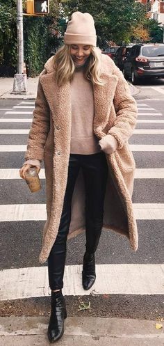 These street style teddy coat outfits are perfect for winter! Vinter Mode Outfits, Crossing The Street, Stylish Winter Coats, Teddy Coat, Winter Trends