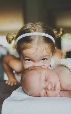 Newborn Family Pictures, Newborn Sibling, Sibling Pictures, Baby Fotografie, Newborn Photography Boy, Newborn Family Photos, Sibling Photography, Sibling Photos, Newborn Photography Poses