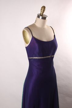 Robe de bal longue des années 90, violette et verte à bretelles fines et strass découpée à la taille, par Jump Cette robe comprend : * Des teintes violettes et vertes qui changent de couleur lorsque la lumière l'éclaire * Bretelles spaghetti *Toute la longueur * Découpe en strass à la taille *Fermeture éclair en nylon à l'arrière Taille : moyenne Taille indiquée sur l'étiquette 13/14 Tour de poitrine : 36 po. Tour de taille : 32 pouces Hanche : 48 pouces Longueur : 56 1/2 po. État : excellent. L Formal Dresses Prom, Dress Clothes For Women, Green Colors, Color Change, Cut Out, Spaghetti Strap, Full Length, Spaghetti, Prom