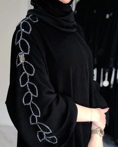 Velvet Abaya Designs Dubai, Velvet Abaya Designs, Simple Abaya Black, New Model Abaya, Simple Outfits Hijab, Trendy Abaya, Mode Kimono, Velvet Dress Designs