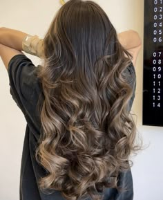 Brown Hair Lowlights, Hair Cuts Layers, Hair Lowlights, Hair Stail, Subtle Balayage, Brown Hair Inspo, Brunette Hair With Highlights, Hair Streaks, Hairstyles For Layered Hair