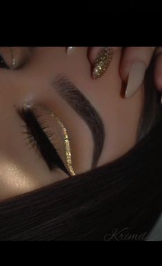 Cute Makeup Looks For Birthday, Black And Gold Makeup Looks For Prom, Quinceanera Eyeshadow Looks, Quince Makeup, Matte Make Up, Xv Ideas, Quinceanera Makeup, Mascara Hacks, Glitter Makeup Looks