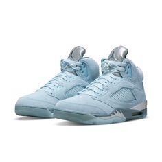 The Air Jordan 5 brings back an original inspired by WWII fighter planes. It features the same iconic profile, genuine leather elements and a fabric sleeve for a snug, comfortable fit. Freshly updated with a sky blue suede upper and an icy outsole, these kicks sing a song for winter. SKU: DD9336-400 Release Date: 7 Oct 2021 Color: Ice/Blue Graphite/Metallic Silver Nike Air Jordan 5, Jordan Model, Jordan 5 Retro, Blue Football, Womens Air Jordans, Bleu Pastel, Air Jordan 5 Retro, Air Jordan Retro, Air Jordan 5