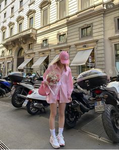 spring summer 2023 women outfit style Pink Baseball Cap Outfit, Pink Cap Outfit, Cap Outfits For Women, Pink Shorts Outfits, All Pink Outfit, Behind Blue Eyes, Looks Country, Italy Outfits