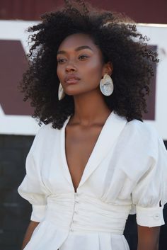 Model Pose, Dark Skin Beauty, American Woman, Dark Skin Women, Dark Beauty, Afro Hairstyles, Black Is Beautiful, Beautiful Hair