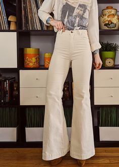 The Vanilla Cream Eastcoast Corduroy Flares by Rolla's Jeans. 70s inspired and features a high Rise waist, bell bottom leg, all in a vanilla cream corduroy Corduroy Flare Pants Outfit, Cord Flares, Flare Pants Outfit, Corduroy Flares, Corduroy Pants Outfit, Corduroy Flare Pants, Black Salt, Out Outfits, Vanilla Cream