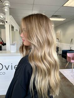 this gorg goldie blonde >>> Blended Brown And Blonde Hair, Baliage Hair Blonde Balayage Highlights, Root Smudge Honey Blonde, Partial Highlights On Dirty Blonde Hair, Dirty Blonde With Blonde Highlights, Chunky Blonde Balayage, Honey Blonde Lowlights, Dirty Blonde Hair With Lowlights Dark, Golden Honey Blonde Balayage Brunettes