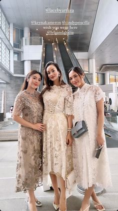 Model Dress Brokat Modern, Inspirasi Bridesmaid, Dress Kebaya Modern, Outer Tile, Kebaya Tile, Brokat Modern, Dress Brokat Modern, Kondangan Outfit, Family Dress