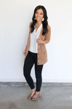 Work Outfits Frauen, Tan Cardigan, Flats Outfit, Business Casual Work, Plain Outfits, Summer Work Outfits, Cardigan Outfits