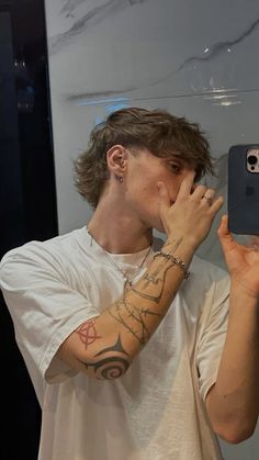 Selfie Ideas For Boys, Mens Straight Hair, Mirror Selfie Ideas, American Traditional Tattoo Ideas, Traditional Tattoo Ideas, Mens Haircuts Short Hair, Traditional Tattoo Designs, Men Haircut Curly Hair, Mullet Haircut