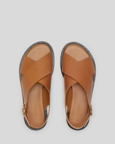 The City Crossover Sandal Desert Tan – Everlane Italian Leather Sandals, Everlane Shoes, Sneakers Nike Air Max, Flatform Sandals, New Sticker, Comfortable Sandals, Leather Flats, Sandals Summer, Blue Leather