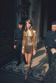 Françoise Hardy in Paco Rabanne, 1968 Rock Dress, Francoise Hardy, Walking Down The Street, Estilo Hippy, Lauren Hutton, Studio 54, Looks Street Style, Mini Short