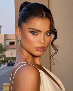 Hollywood Glam Ponytail, Hairstyles Tied Up, Hairstyle Tail, Black Tie Hair, Side Part Ponytail, Prom Hairdos, Ponytail Hairstyle Ideas, Simple Makeup Ideas