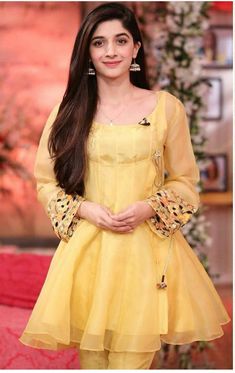 Short Frocks For Women Pakistani, Stylish Short Frock Design, Haldi Ceremony Outfit Pakistani, Simple Short Frock Designs, Long Frock Suit, Frock Suit Ideas, Desi Ootd, Short Frocks For Women, Brocade Designs