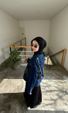 Indonesian Outfit Hijab, Indonesian Hijab Style, Hijab Pose Idea, Concert Outfit Ideas Hijab, Bandung Outfit, Denim Outfit Hijab, Hijab Outfit Aesthetic, Outfit Konser, Mix And Match Outfits Hijab