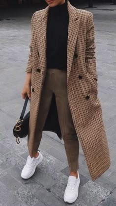 Street Style Handbags, Fall Fashion Coats, Street Style Winter, Camel Coat, Winter Trends, Casual Winter Outfits, Fashion 2020