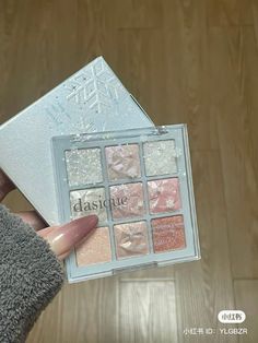 Daisque Holiday Snow Ball Shadow Glitter Palette! Glitter Palette, Angel Makeup, White Eyeshadow, Makeup Bag Essentials, Makeup Package, Japanese Makeup, Makeup Needs