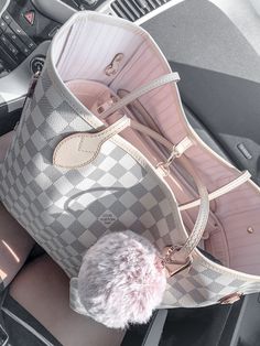 Louis Vuitton Azur Rose Ballerina Neverfull MM Louis Vuitton Handbags Aesthetic, Cute Louis Vuitton Bags, Louis Vuitton Purse Aesthetic, Lv Bags Louis Vuitton Handbags, Louis Vuitton Big Bag, Never Full Louis Vuitton, Luxury School Bag, Purses Louis Vuitton, Luxury Handbags Louis Vuitton