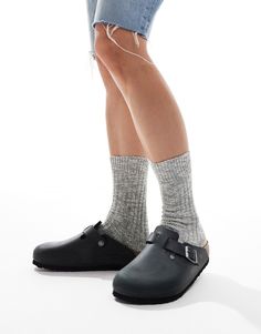 Sko, støvler og sneakers fra Birkenstock Dit nye yndlingspar Slip on-model Justerbar rem Birkenstock signatur-branding Den formende korksål tilpasser sig løbende formen på din fod og sikrer en tilpasset pasform Rund tå EVA-mellemsål giver en let stødabsorbering Slidmønster med tekstur Zapatillas New Balance, Boston Clogs, Fashion Basics, Flip Flop Boots, Leopard Print Baby, Baskets Adidas, Birkenstock Boston, Black Oil, Eva Sole