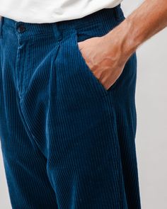 We love recovered classics like these very thick corduroy pants. Inspired by traditional workwear, comfortable and resistant, they are perfect for the coldest winters. These pants are made from 100% certified organic cotton corduroy and were produced under fair conditions in Spain and Portugal.