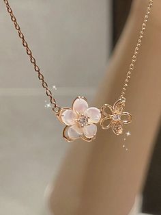 Dainty Necklaces Gold, Cute Flower Necklace, Princess Core Jewelry, Quince Jewelry Necklaces, Girly Jewelry Necklaces, Cute Chains For Women, Elegant Necklaces Gold, Traditional Necklace Designs, Cute Girly Jewelry