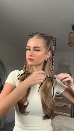 ahhh Cute Hairstyles For Fancy Dinner, Bow Hairstyles Tutorial, Medium Length Hair Styles Aesthetic, Cute Hairstyles Fancy, Cute Hair Styles With Bow, Medium Length Hair Styling Ideas, Hair Ideas With Bows, Easy Bow Hairstyles, Curly Hair Bow Hairstyles